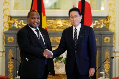 Papua New Guinean Prime Minister James Marape, left, poses for a photo with Japanese Prime Minister Fumio Kishida before their meeting at Akasaka Palace state guest house in Tokyo, Japan, 27 September 2022 (Photo: Reuters/Hiro Komae).