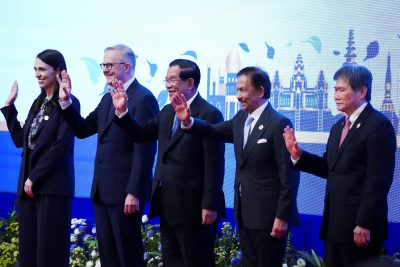 New Zealand's Prime Minister Jacinda Ardern, Australian Prime Minister Anthony Albanese, Cambodian Prime Minister Hun Sen, Bruneian Sultan Hassanal Bolkiah and Secretary General of the Association of Southeast Asian Nations (ASEAN) Lim Jock Hoi take part in the ASEAN-Australia-New Zealand Free Trade Area Upgrade Negotiation during the ASEAN summit held in Phnom Penh, Cambodia, 13 November 2022 (Photo: Reuters/Cindy Liu).