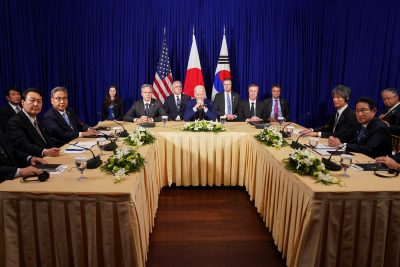 US President Joe Biden holds a trilateral meeting with Japanese Prime Minister Fumio Kishida and South Korean President Yoon Suk-yeol in Phnom Penh, Cambodia, 13 November 2022 (Photo: Reuters/Kevin Lamarque).