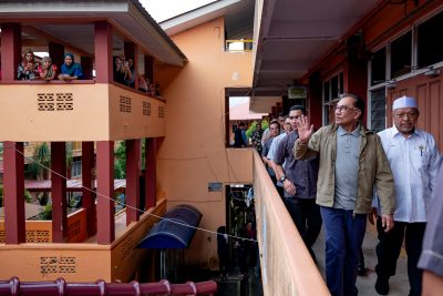 Malaysia's Prime Minister Anwar Ibrahim meets flood victims at a relief centre in Pasir Mas, Kelantan, Malaysia, 21 December 2022 (PHOTO: PRIME MINISTER'S OFFICE OF MALAY via REUTERS)