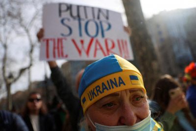 A person wearing a hat with an Ukrainian flag attends an anti-war protest, after Russian President Vladimir Putin authorized a military operation in eastern Ukraine, in front of the European Union headquarters, in Barcelona, Spain, 24 February 2022 (Photo: Reuters/Nacho Doce/File Photo).