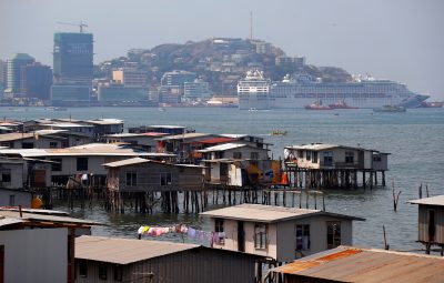A large cruise ship is docked opposite the stilt house village called Hanuabada, located in Port Moresby Harbour, Papua New Guinea, 19 November 2018 (Photo: REUTERS/David Gray).