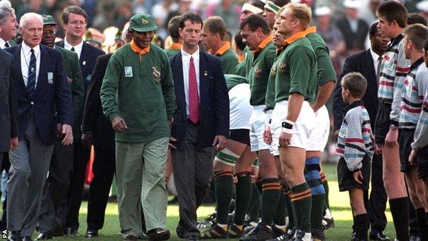 Nelson Mandela meets the South Africa team at the 1995 World Cup final