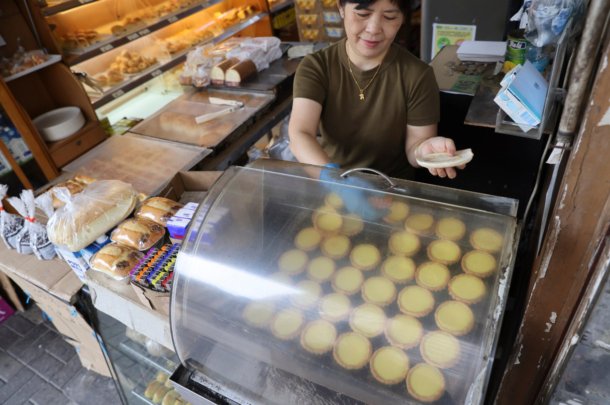 Hong Kong’ iconic egg tarts at a Sham Shui Po bakery. More than 20 countries, such as the US, Canada, Singapore and Thailand, have banned partially hydrogenated oil. Photo: Yik Yeung-man