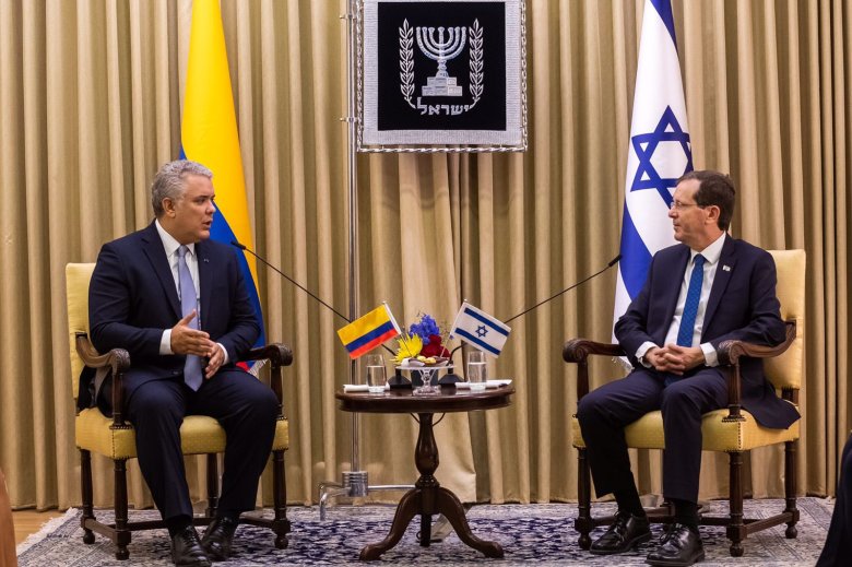 Israeli Prime Minister Benjamin Netanyahu
shakes hands with Colombian President Ivan Duque 