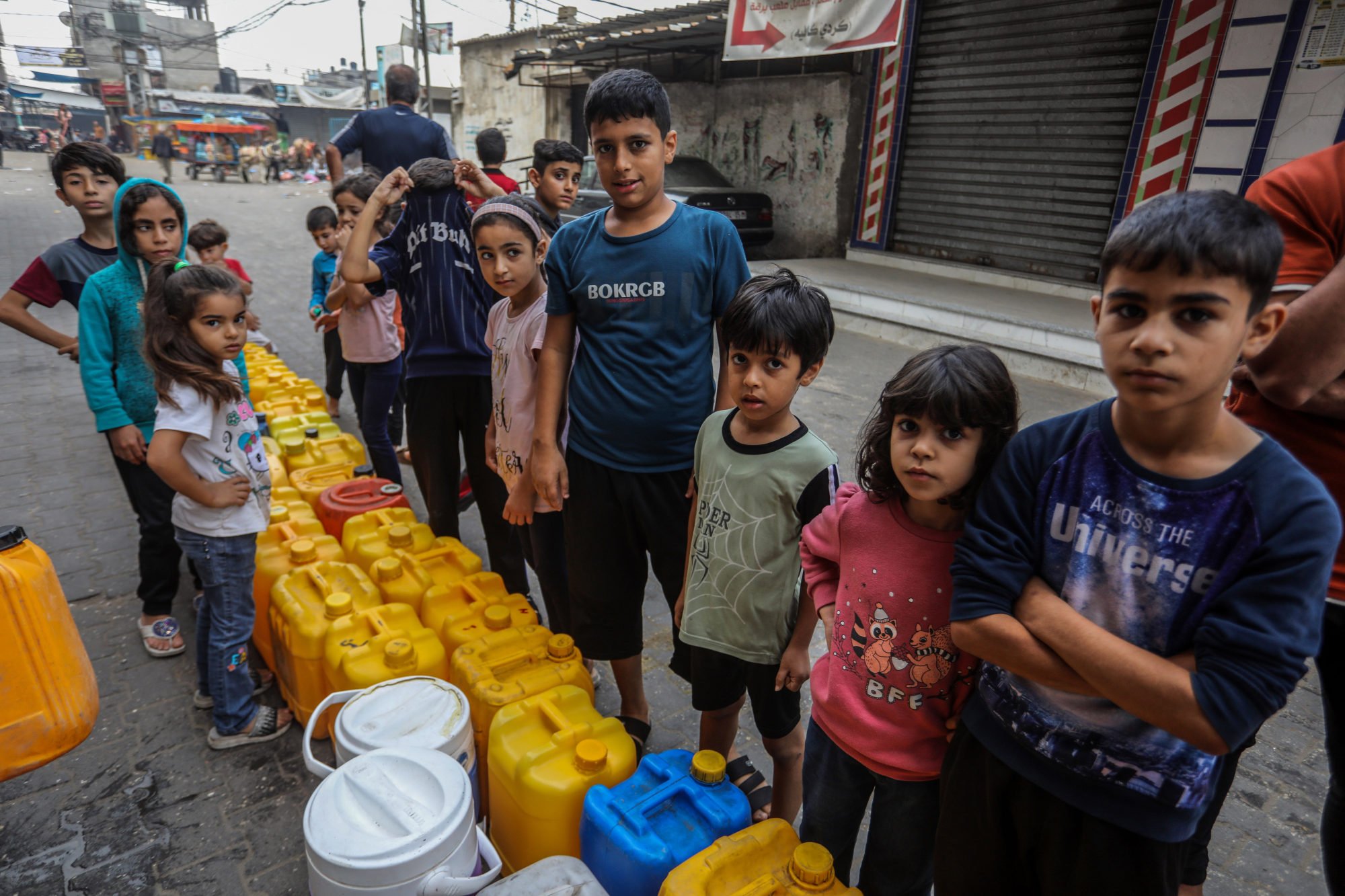 Palestinians stand in line to get water in the southern Gaza Strip on Monday. Photo: dpa