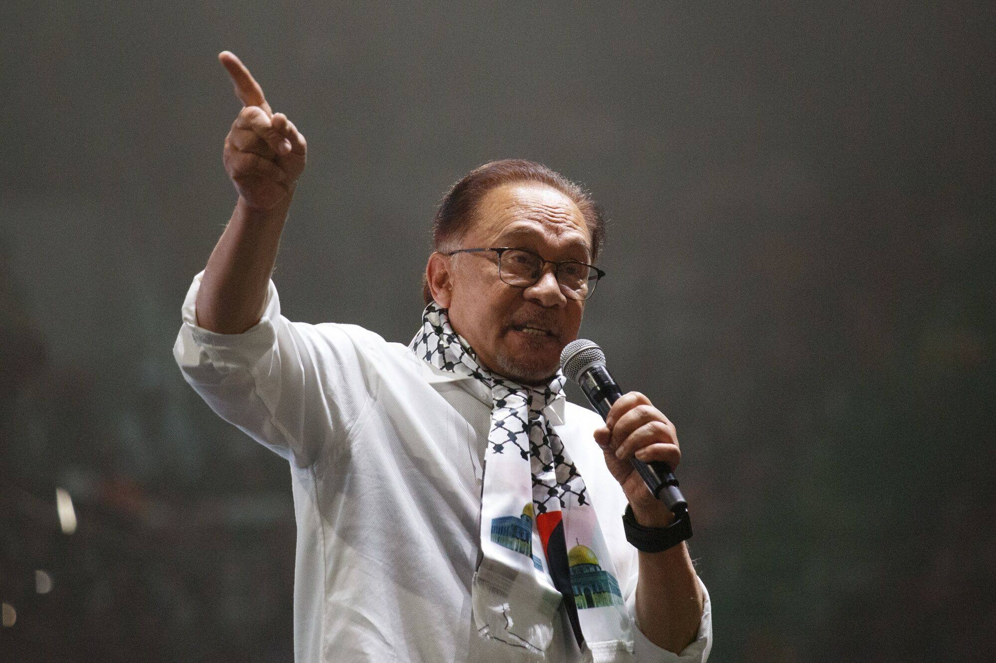Malaysia PM Anwar Ibrahim at a pro-Palestinian rally in Kuala Lumpur on October 24. Japanese PM Fumio Kishida is expected to discuss military cooperation with Anwar during his trip to Malaysia.