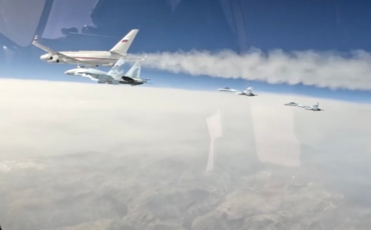 Putin's jet was unusually surrounded by Russian Su-35S fighter jets as he made his way to UAE
