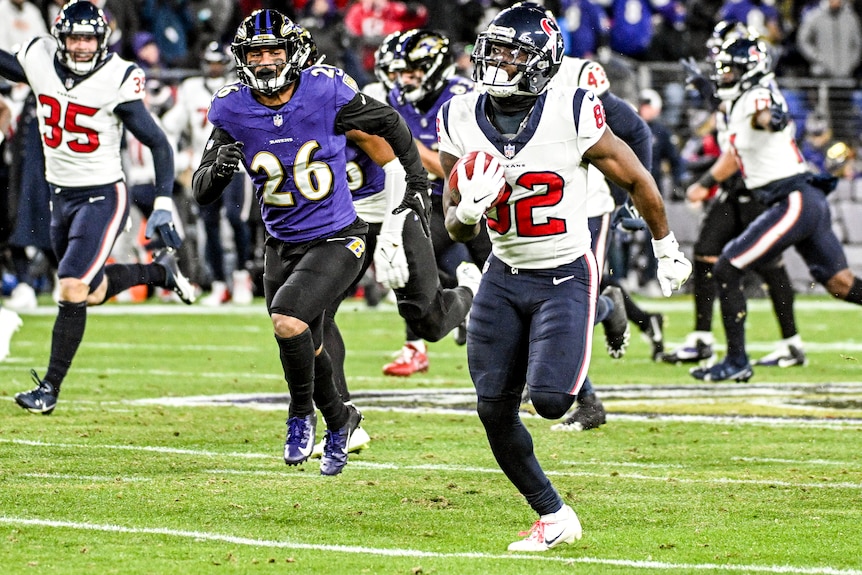 Steven Sims runs with the ball