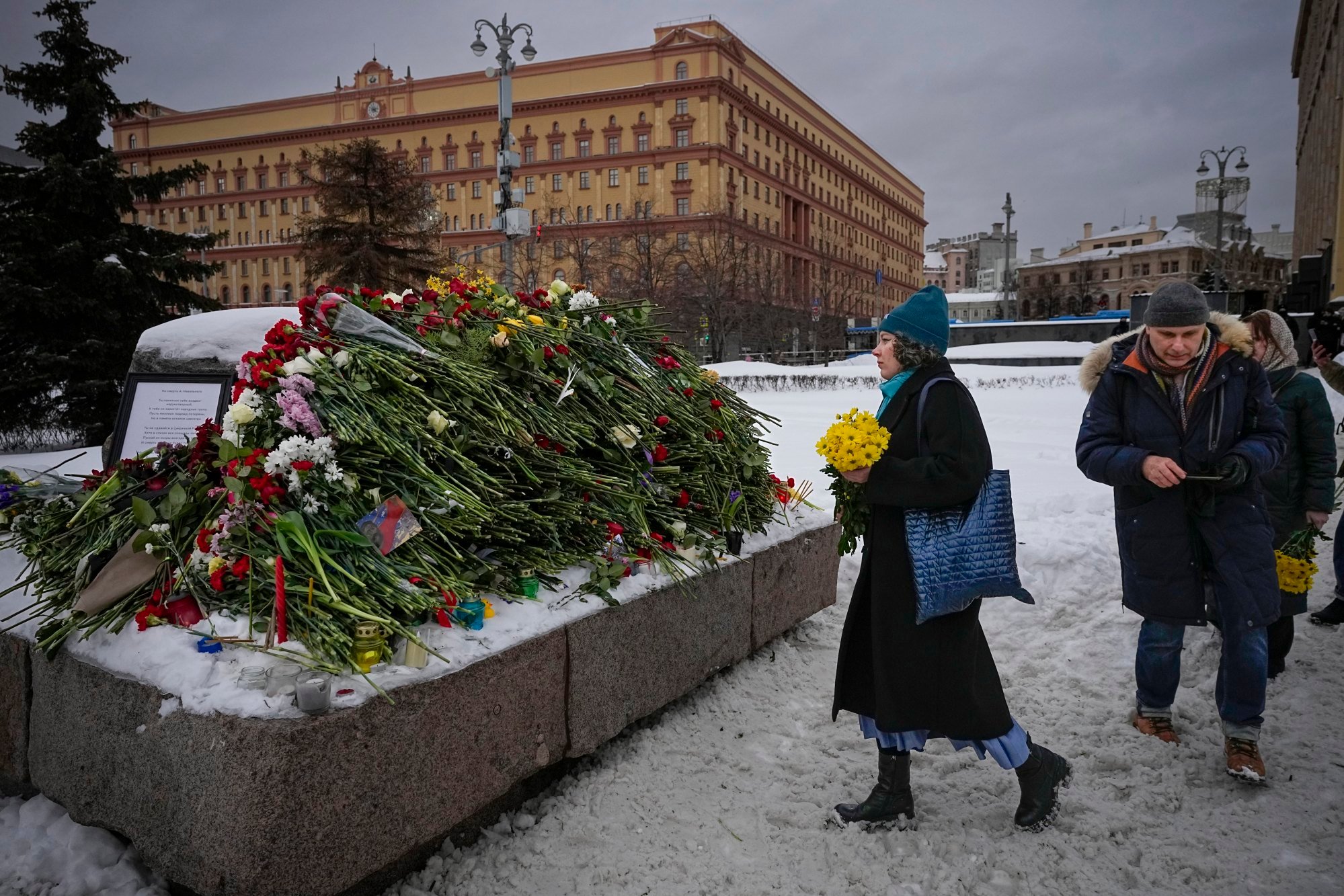 People lay flowers and pay their last respects to Russian opposition figure Alexei Navalny in Moscow on Saturday. Photo: AP