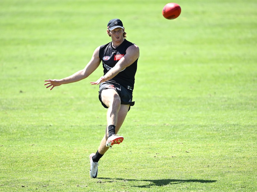 Collingwood's Nathan Murphy kicks in training at Victoria Park