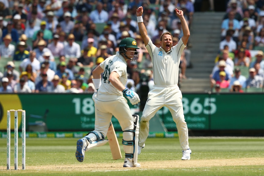 Neil Wagner celebrates as Steve Smith looks back over his shoulder
