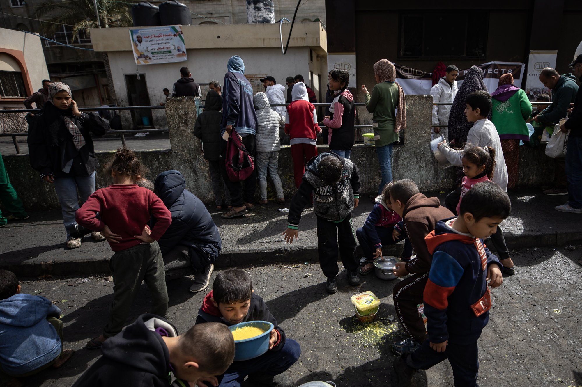 Internally displaced Palestinians children gather to eat food aid provided by a Palestinian youth group in the Rafah refugee camp, southern Gaza Strip, on March 7. Photo: EPA-EFE