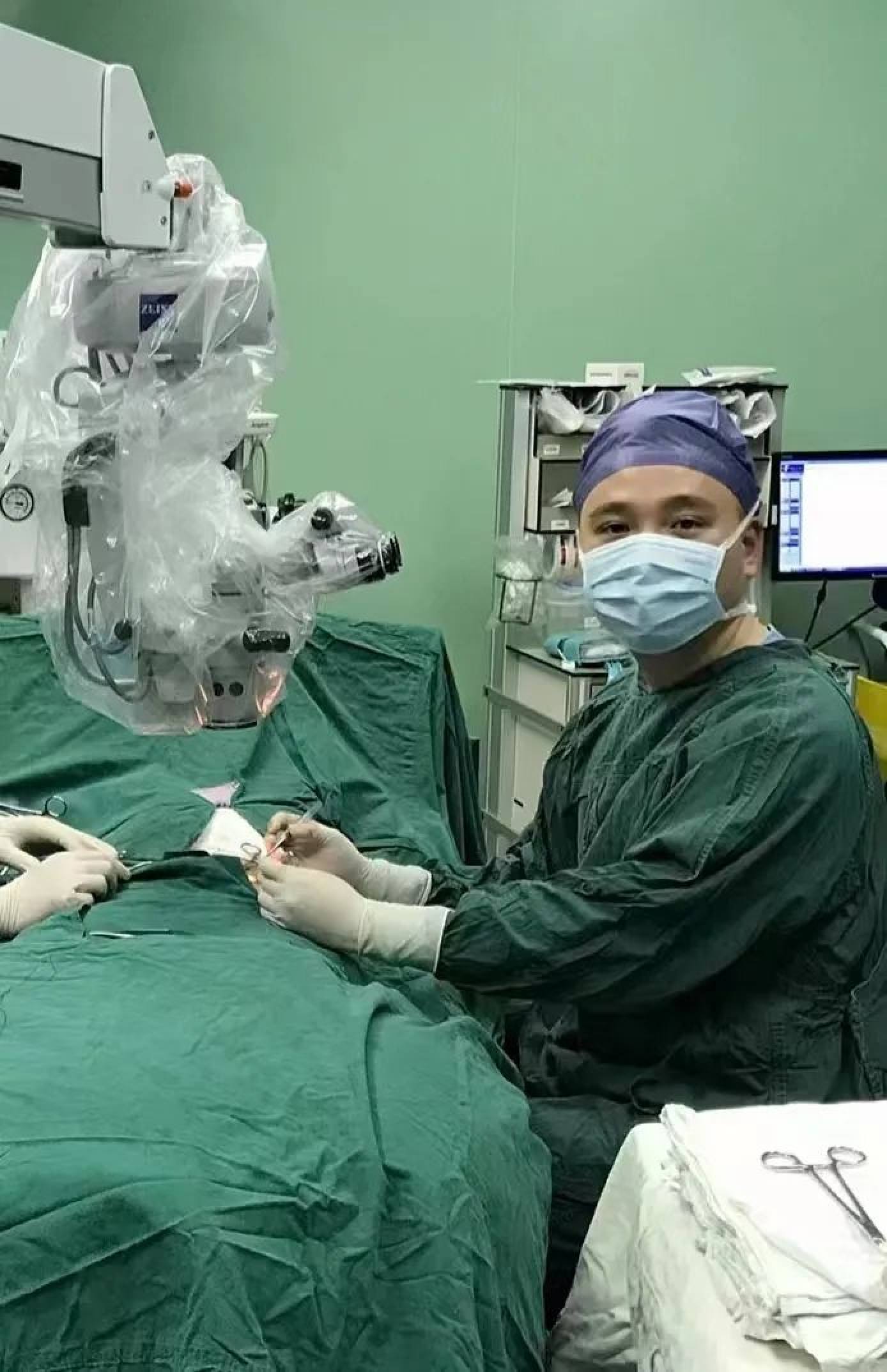 The competition, in which surgeons showcased their skills at performing the procedure, was streamed online before a strictly “serious” audience. Photo: Weixin