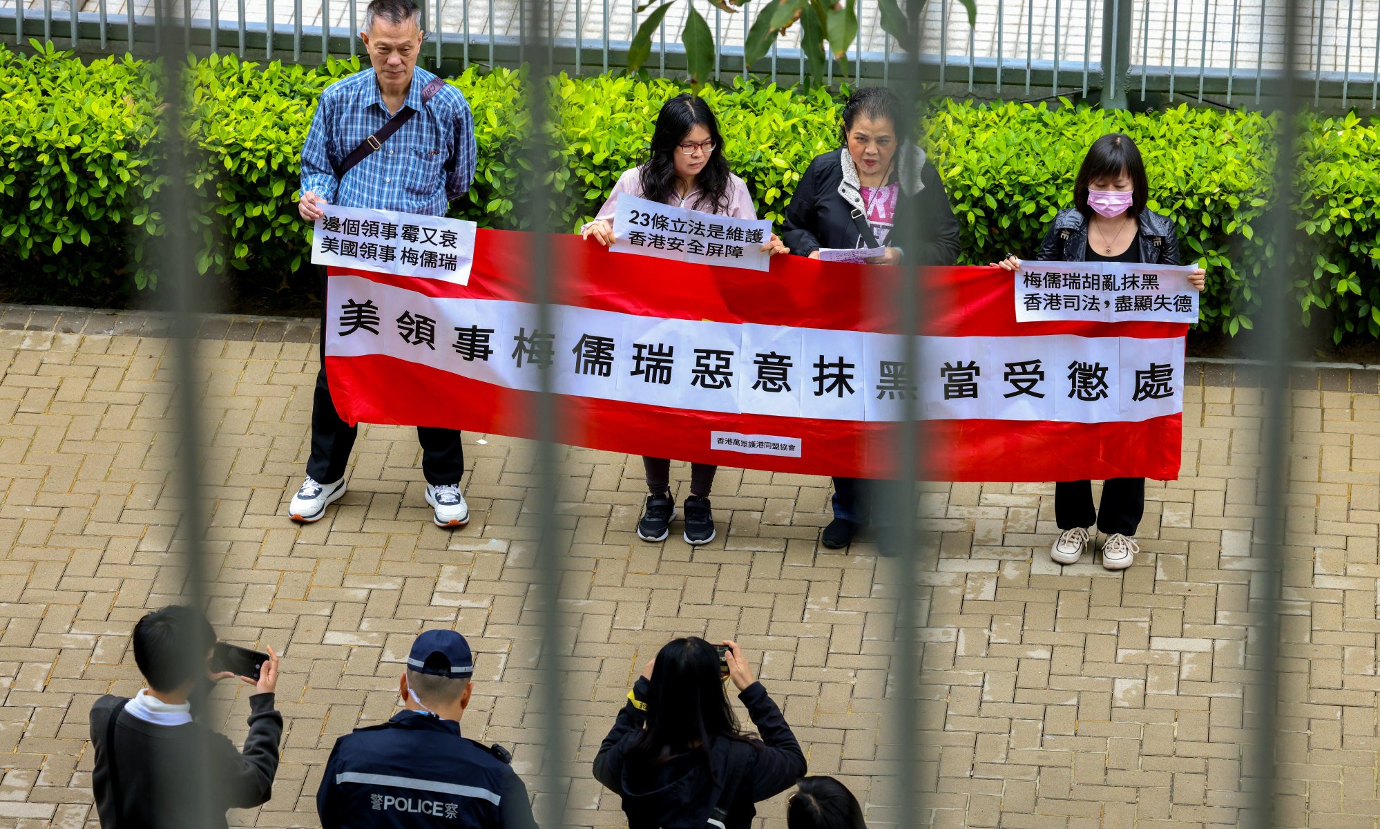 People protest against the US consulate’s opposition to the legislation outside government headquarters in Admiralty on March 8. Photo: Dickson Lee
