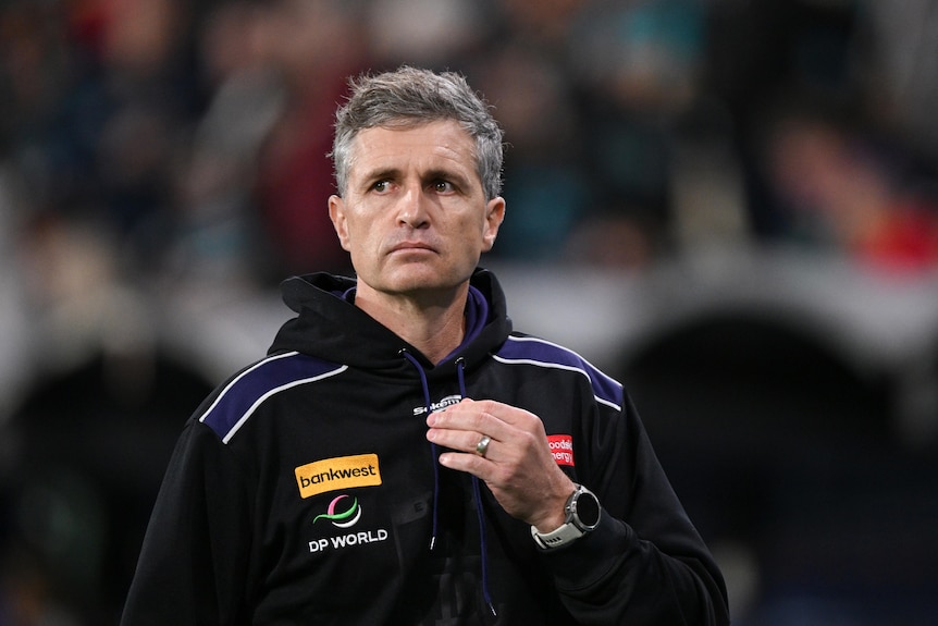 Fremantle coach Justin Longmuir looks on