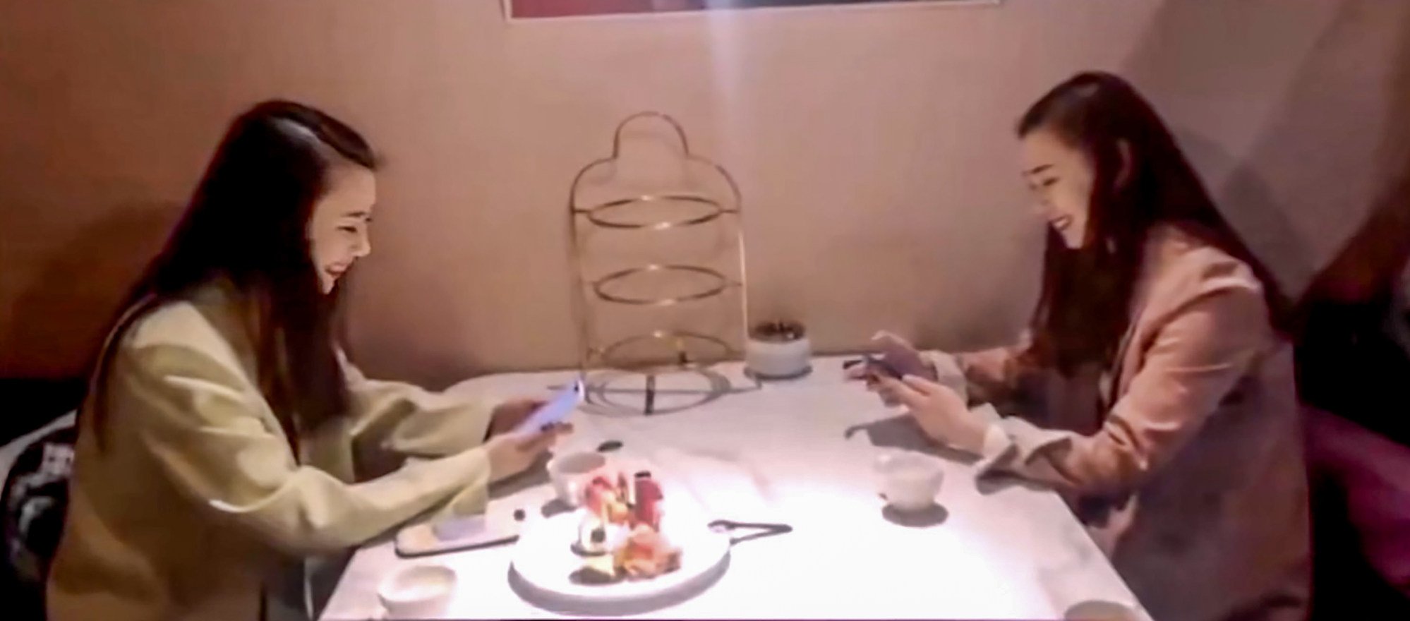 The identical twins are making up for lost time after being separated for three decades. Photo: Baidu