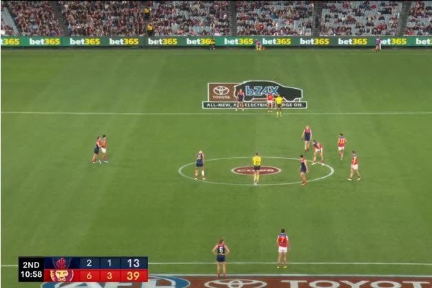 A TV image from overhead looking down on the centre square ahead of a bounce between Melbourne and Brisbane..