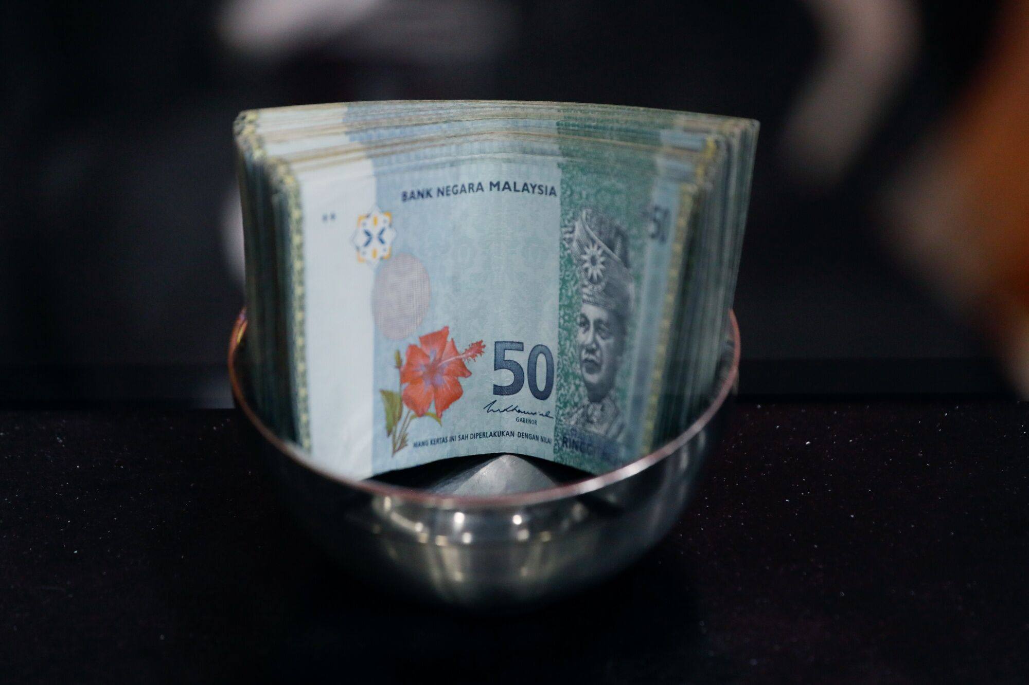 Ringgit banknotes at a currency exchange shop in Kuala Lumpur. The recent weakness of Malaysia’s currency means foreign start-ups can make their money stretch further. Photo: Bloomberg