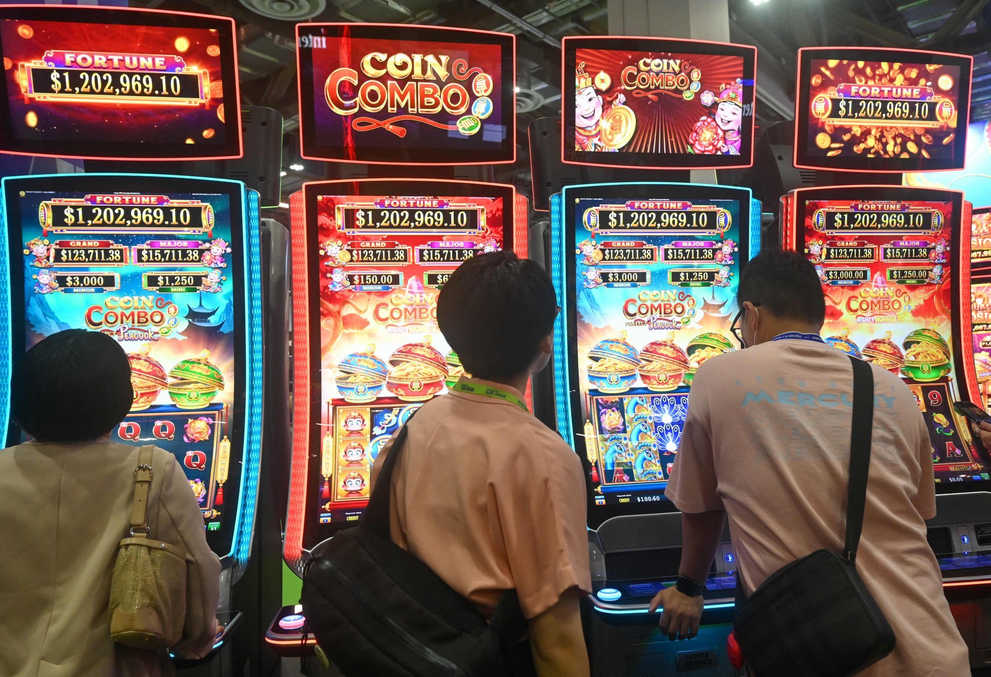 Visitors try out slot machines at a gaming expo held in Marina Bay Sand’s exhibition centre in Singapore last year. Photo: AFP