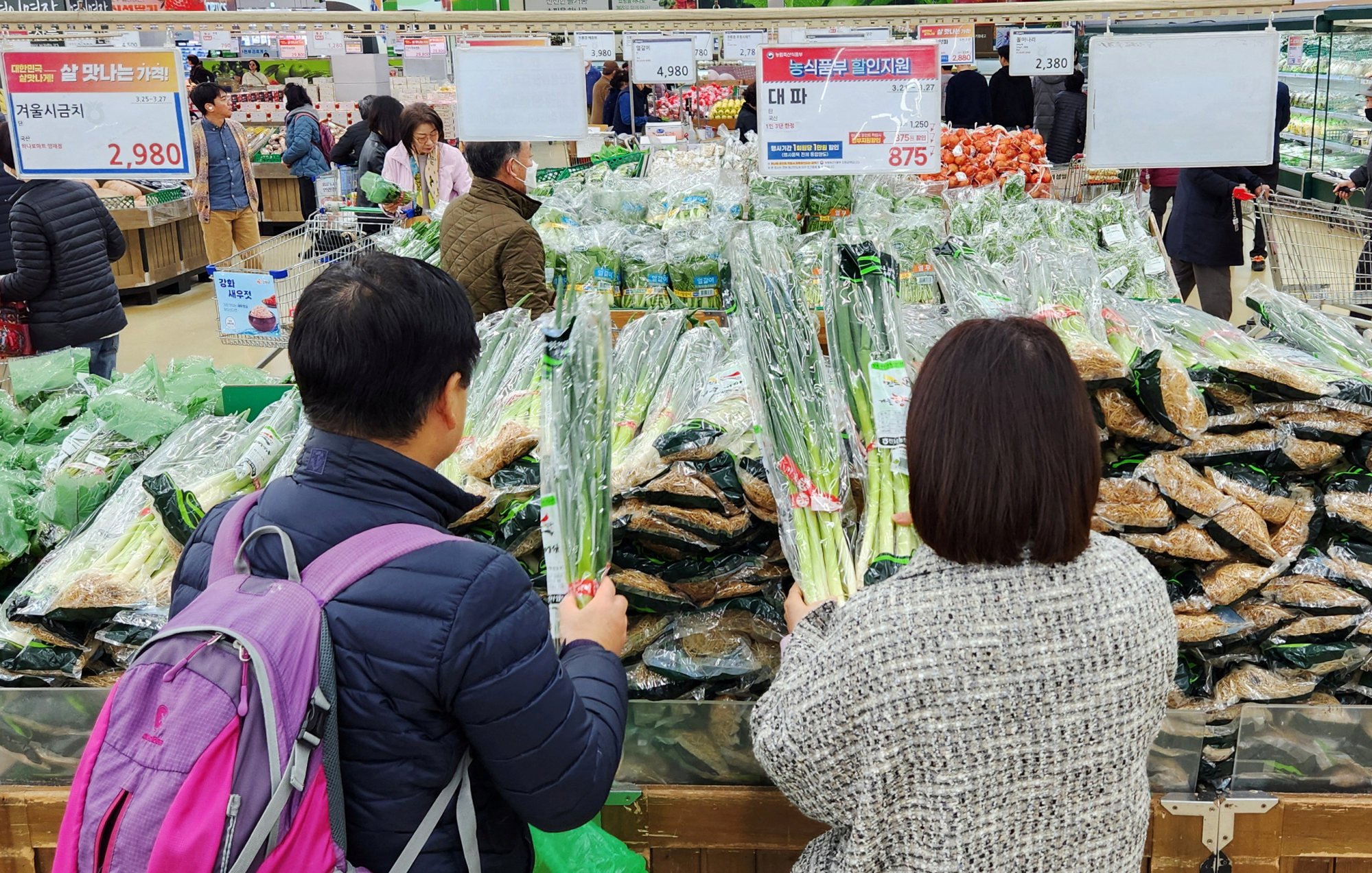 Women shop for spring onions at a market in Seoul. The prices of non-imported fresh vegetables are up more than 12 per cent in South Korea, year on year. Photo: Reuters