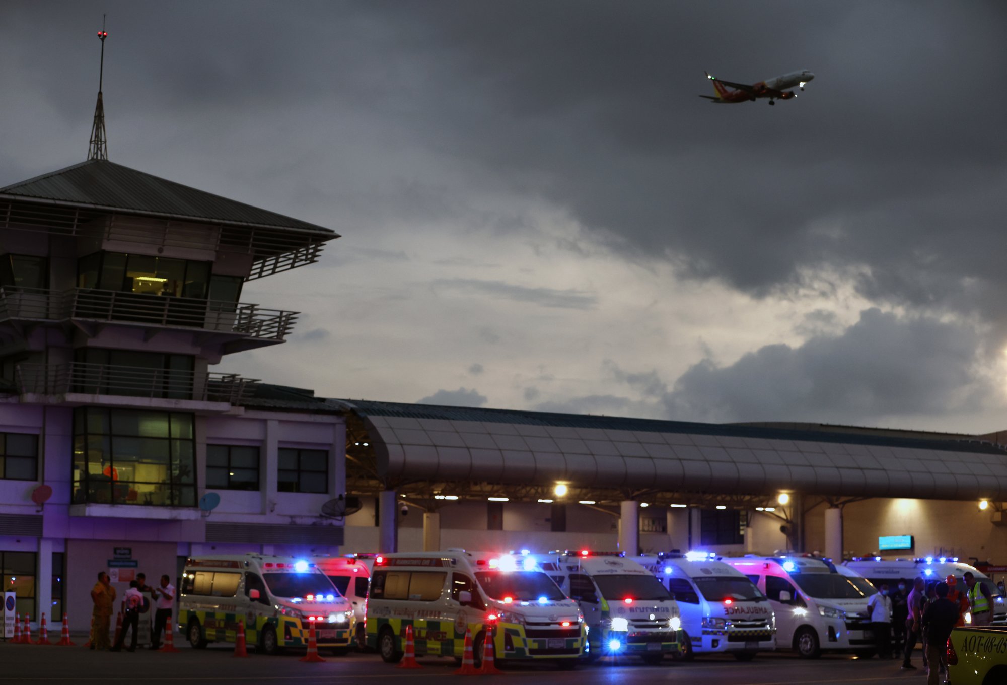 Rescue workers, medical personnel and emergency ambulance vehicles on standby to transport injured passengers from Singapore Airlines Flight SQ321. Photo: EPA-EFE