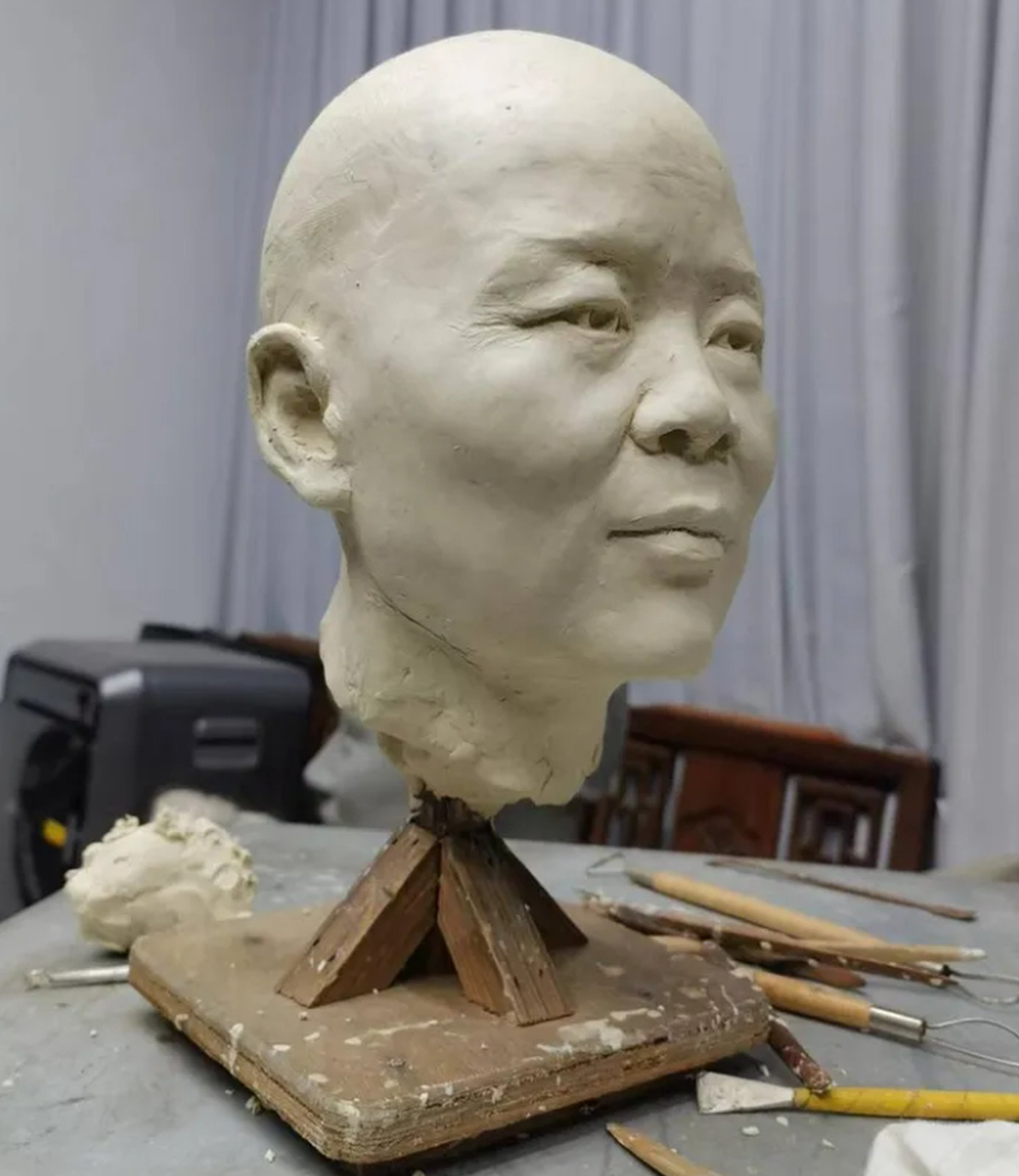 The reconstructed head sculpture of Lady Dai depicts a middle-aged woman with intricate details that aim to capture her likeness and provide a glimpse into her appearance. Photo: QQ.com