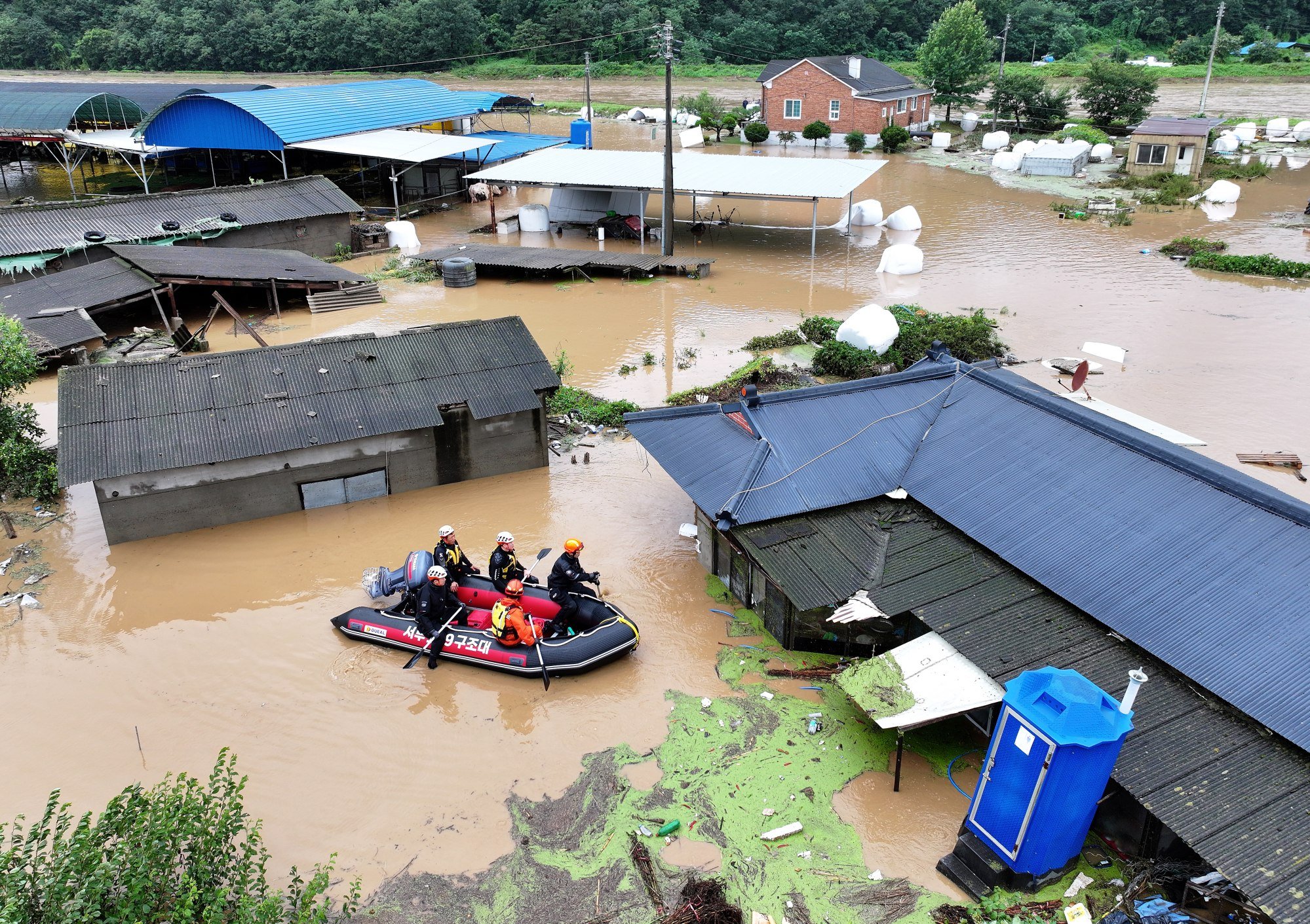 Rescuers search for survivors in a village in Daegu, South Korea, on August 10, 2023, after heavy rains and strong winds from Typhoon Khanun caused flooding, landslides and extensive damage. Photo: EPA-EFE