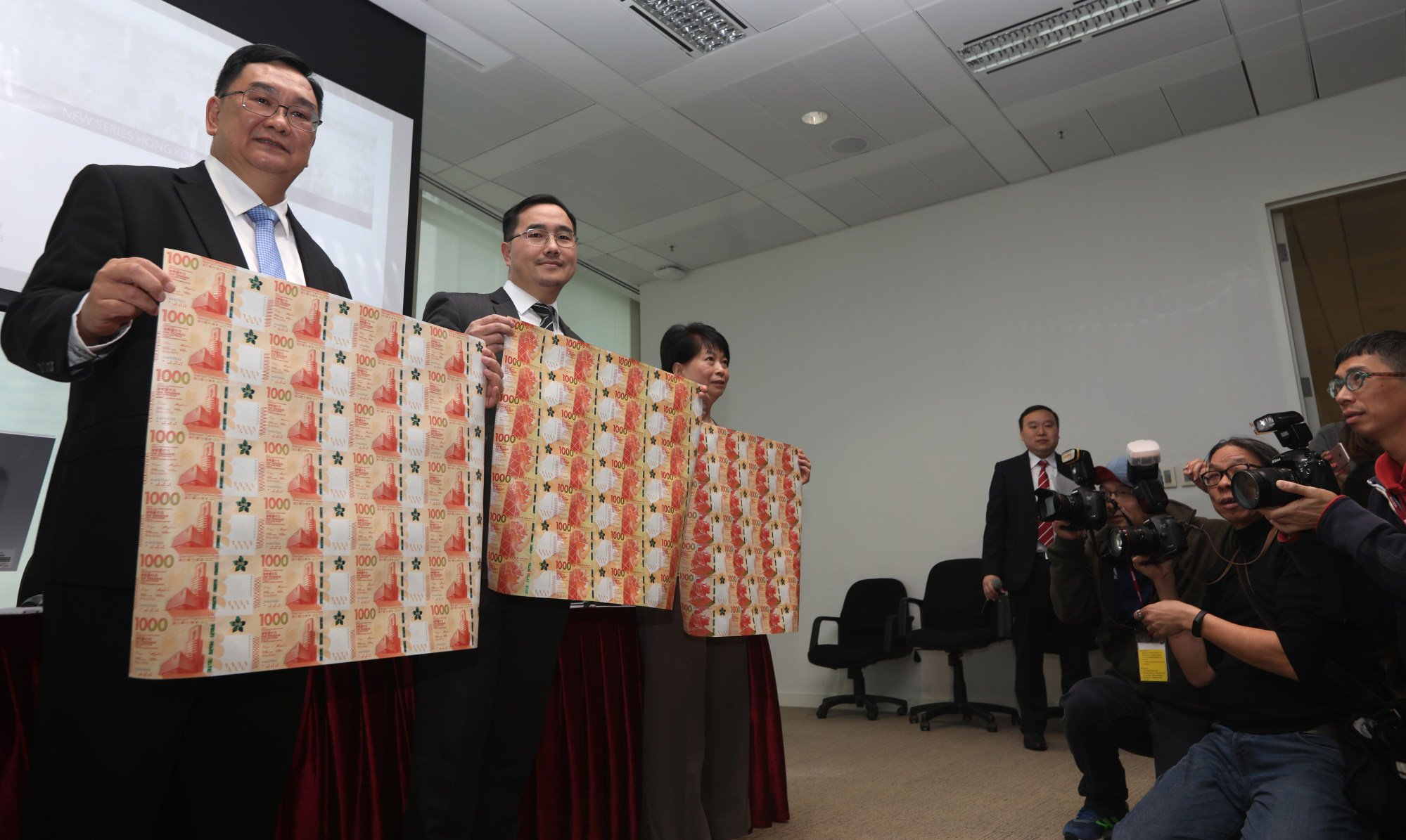 Colin Pou Hak-wan, Executive Director (Financial Infrastructure) of the Hong Kong Monetary Authority (centre) during the launch of the 2018 New Series Hong Kong Banknotes on 11 December 2018. Photo: Xiaomei Chen