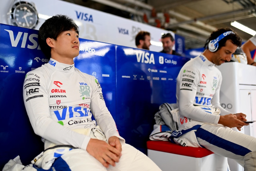 Daniel Ricciardo sits next to Yuki Tsunoda