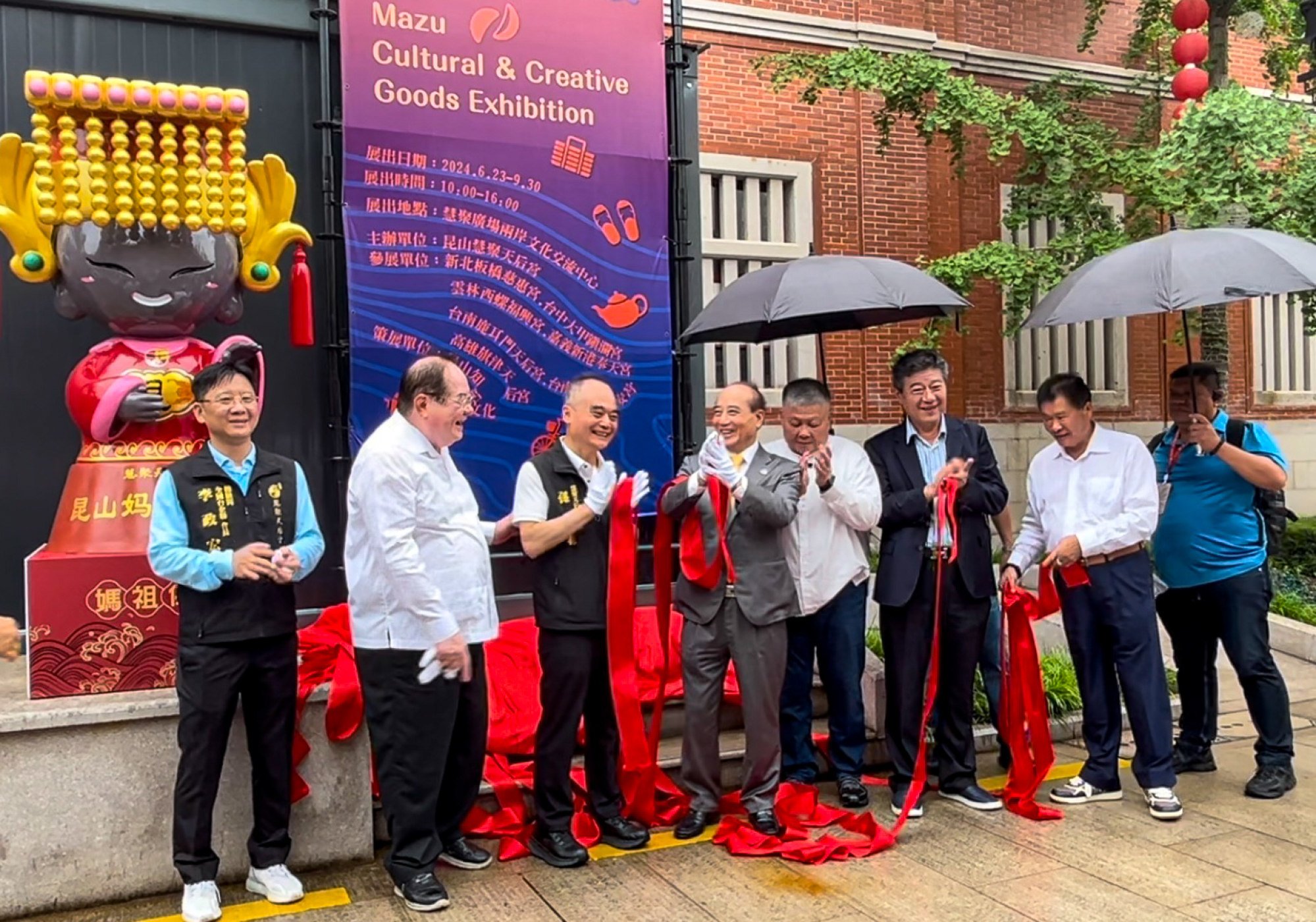 Wang Jin-pyng (4th left) with delegates from the Kunshan Taiwan Business Association, Taiwan Enterprises Federation and other organisations at the temple to goddess Mazu. Photo: CNA