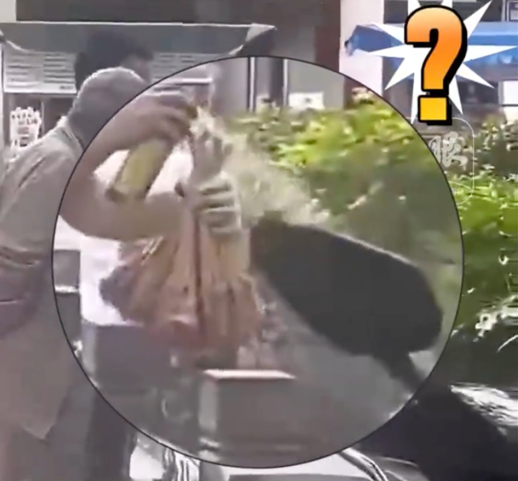 Video footage captured a member of restaurant staff spraying the paint on utensils. Photo: Weibo