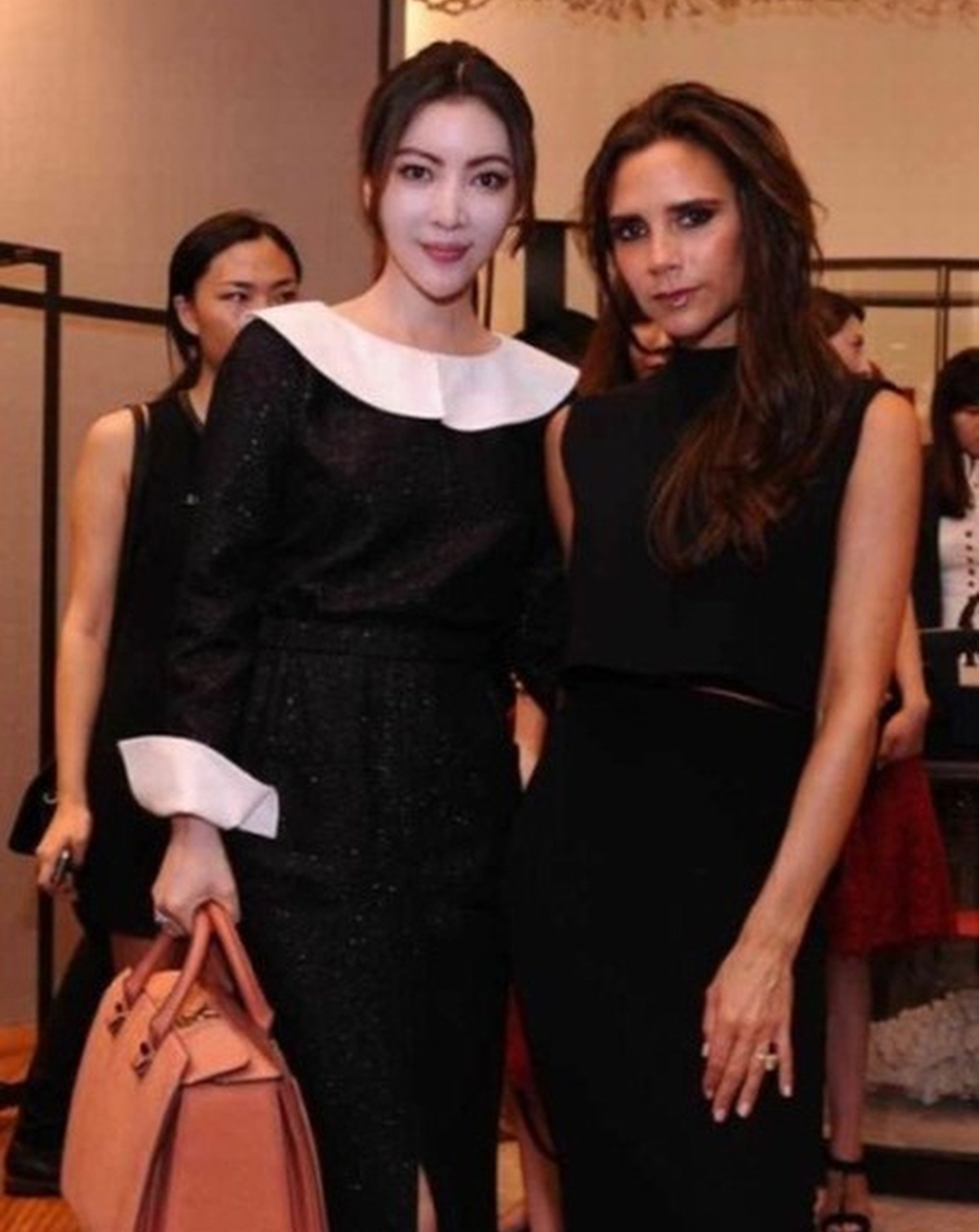 Influencer Lulu, who moves in famous circles, is photographed with Victoria Beckham. Photo: ifeng.com