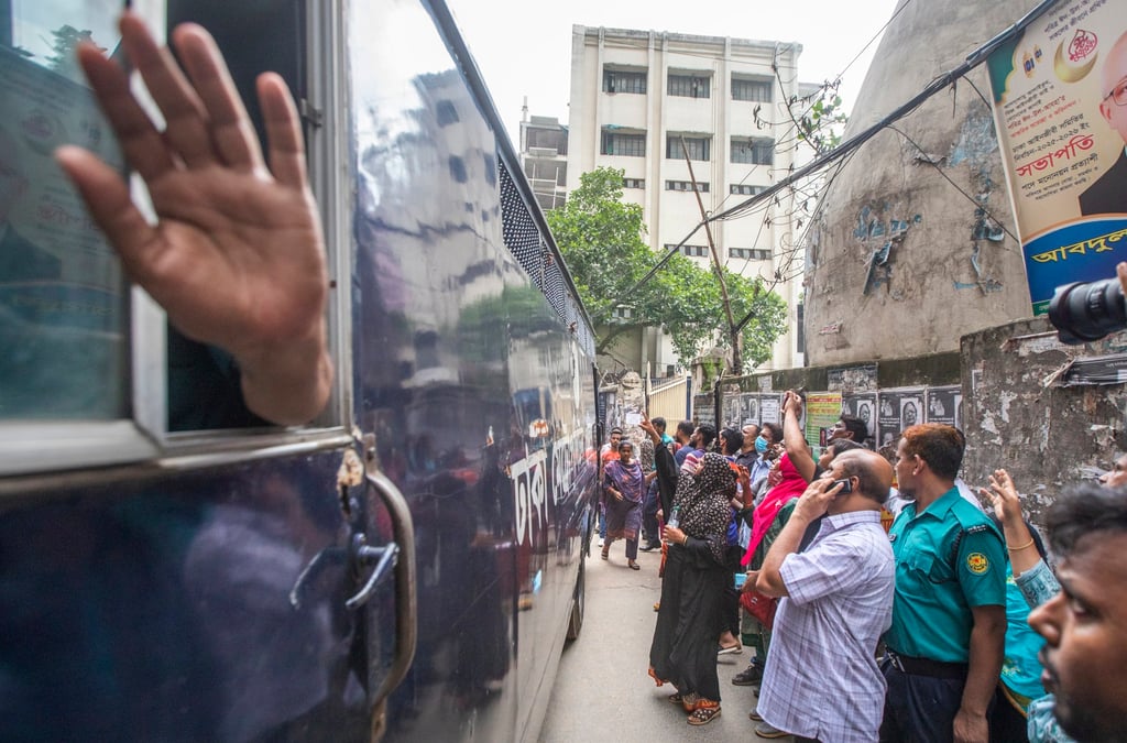 Relatives of suspects arrested in connection with the violence during student protests, look at the arrestees in a police vehicle. Photo: EPA-EFE