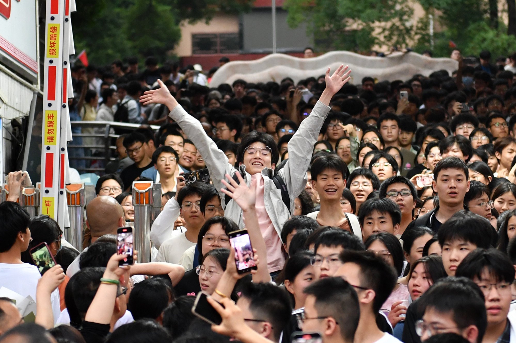 Crowds of students leave a test centre after taking this year’s crucial national examination. Photo: Xinhua