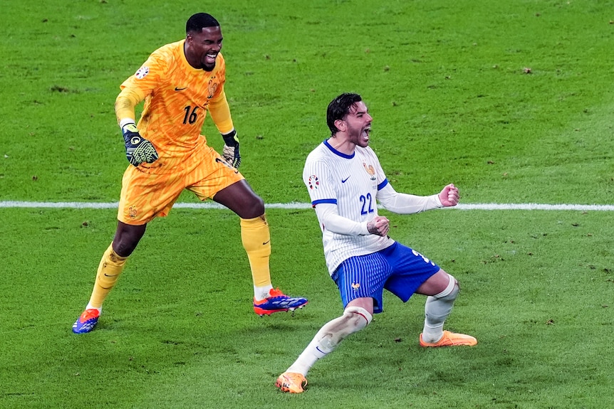 Theo Hernendez celebrates