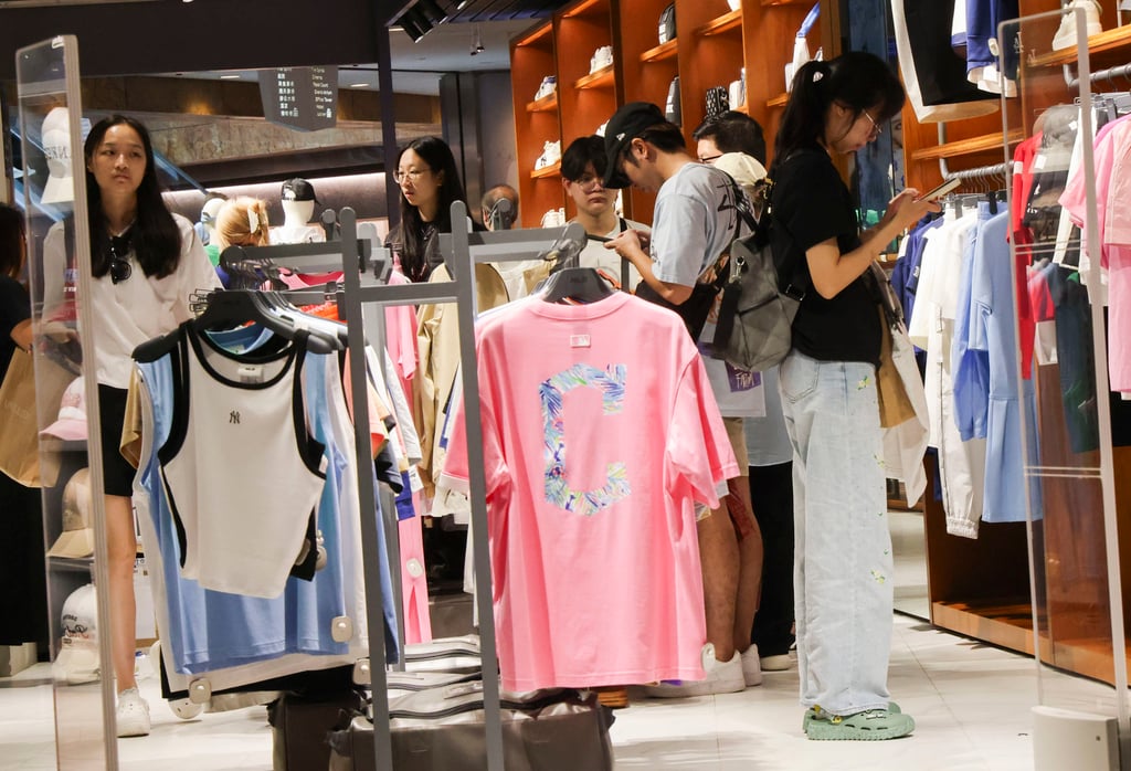 Hong Kong retail sector representatives said shoppers may still be willing to pay more for better service at local fashion outlets. Photo: Jelly Tse