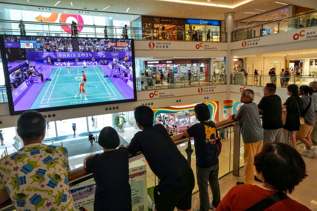 Residents watch the Games at the Olympian City shopping mall in Tai Kok Tsui. Photo: Elson Li