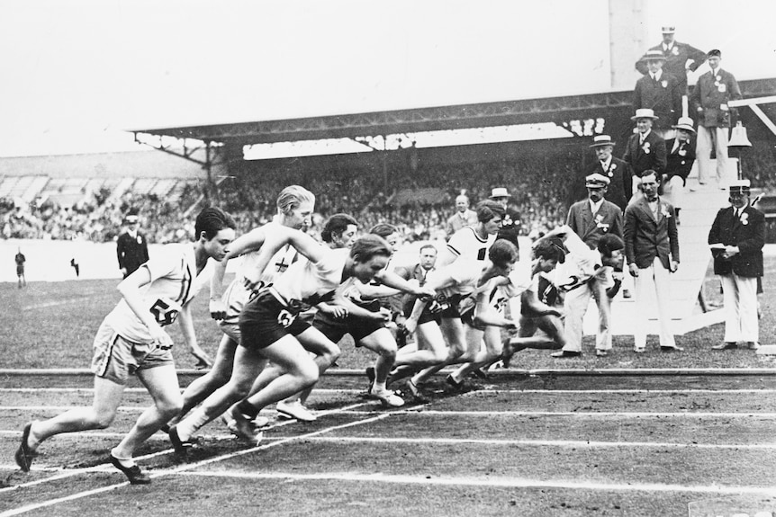 Women set off from the start to run in the 800 metres at the 1928 Olympic Games