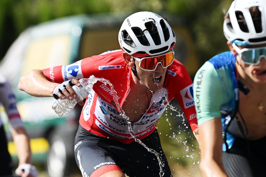 Ben O'Connor splashes water on his face
