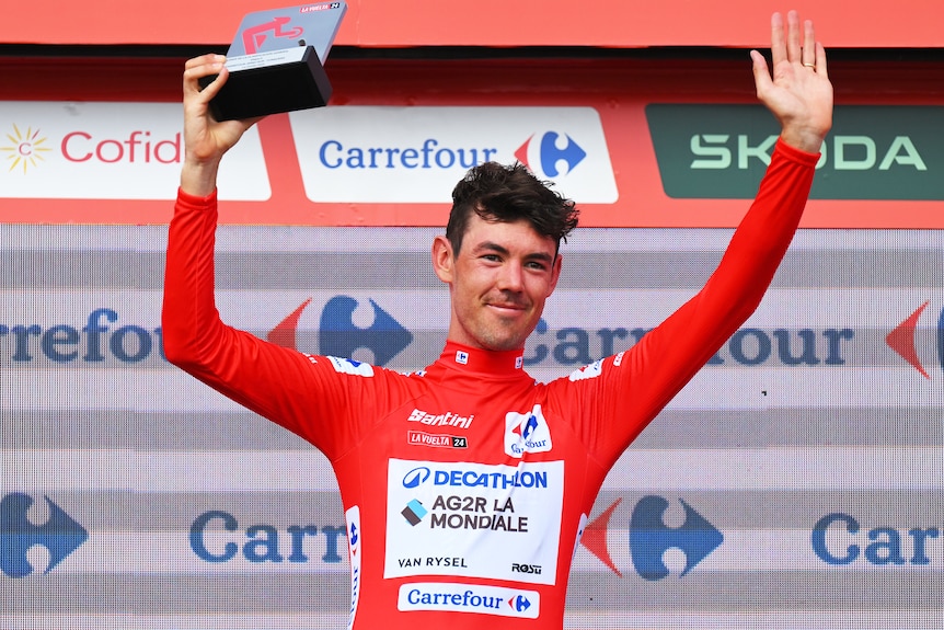 Ben O'Connor wearing the red jersey at the Vuelta a España.