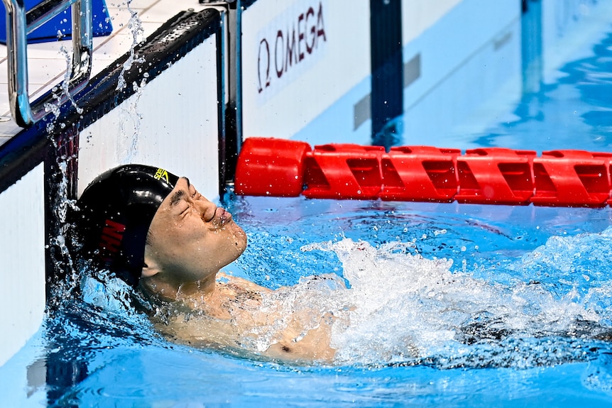 Zheng Tao touches the wall with his head
