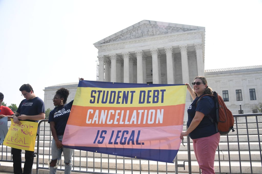 Student debt forgiveness supporters protest outside the US Supreme Court on June 30, 2023. Photo: AFP