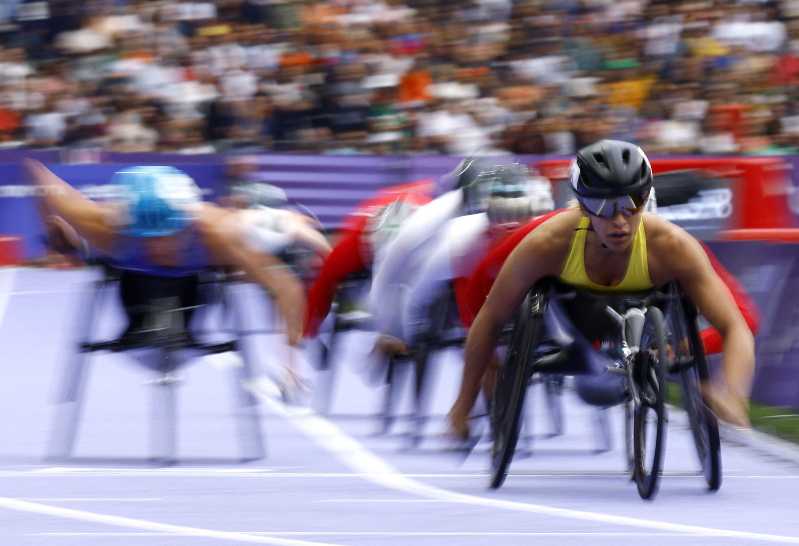 Wheelchair racer Madison de Rozario at the front of the pack during a race.