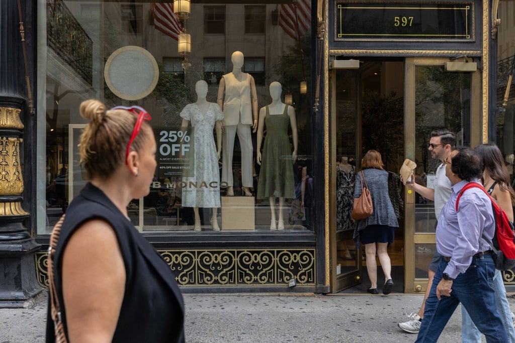 Shoppers on 5th Avenue in New York. US consumers see inflation continuing to moderate in the next year. Photo: Bloomberg