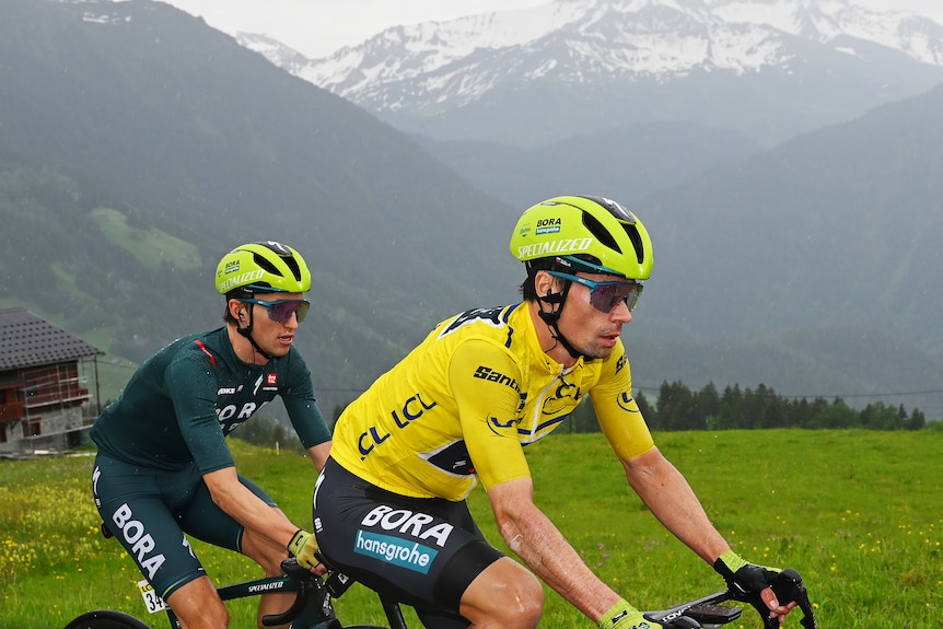 Jai Hindley rides behind Primoz Roglic