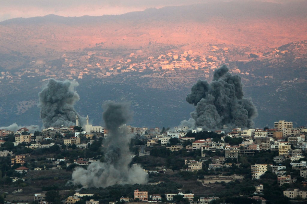 Heavy smoke of Israeli air raids billows from the southern Lebanese border town Khiam on Monday. Photo: Stringer / dpa