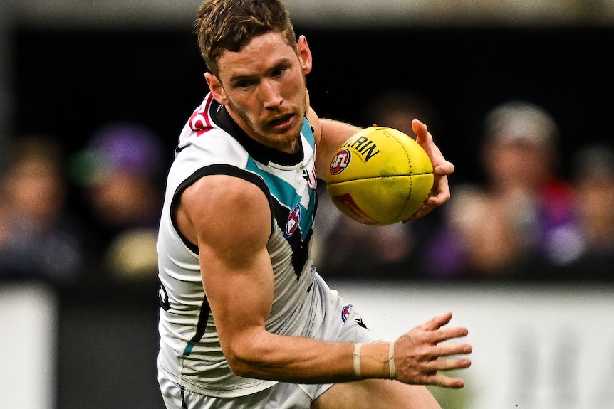 Kane Farrell runs with the ball under his arm