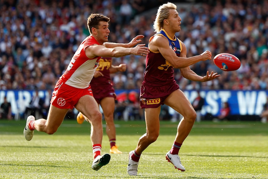 Robbie Fox chases Kai Lohmann in AFL grand final.