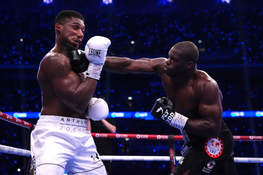 Daniel Dubois punches Anthony JOshua